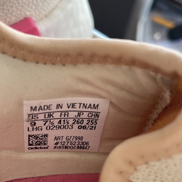 Addidas running shoes like new only worn once - Picture 2 of 3